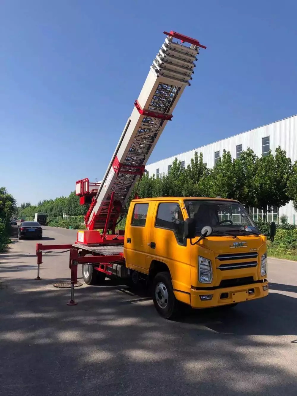 洛宁附近的云梯车出租服务：轻松解决高空作业需求